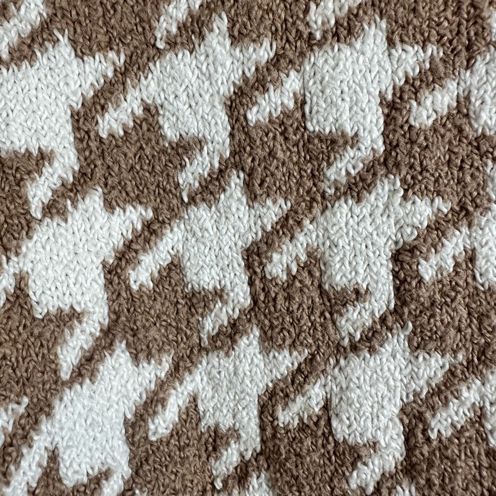 Hollister Tan and White Houndstooth Sweater - Picture 4 of 5